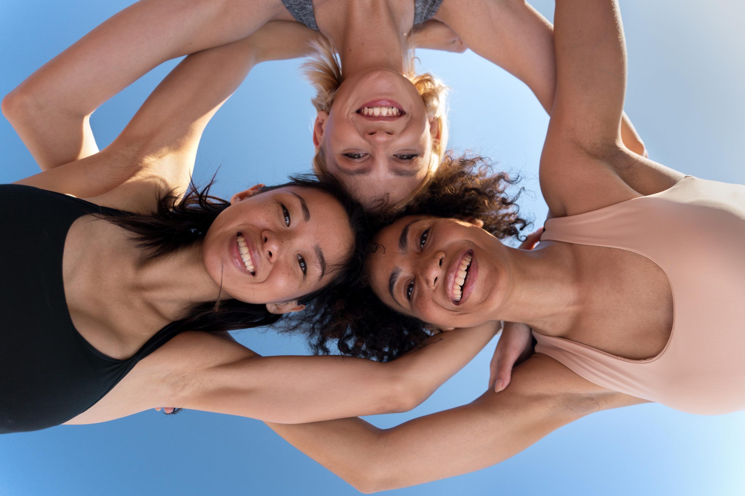 Frauen lachen und stehen im Kreis