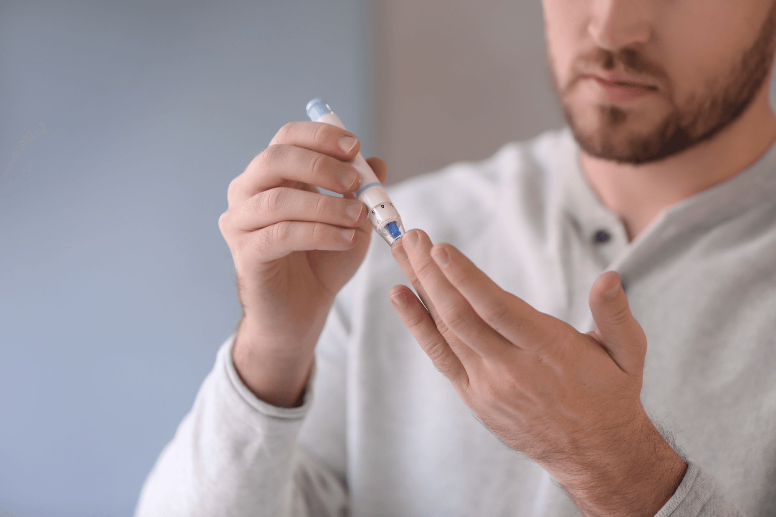 Mann sticht sich in Finger
